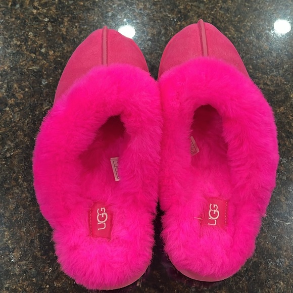 Ugg Disquette platform slippers
Hot pink
Gently used indoors only
Size 9 - Picture 2 of 8